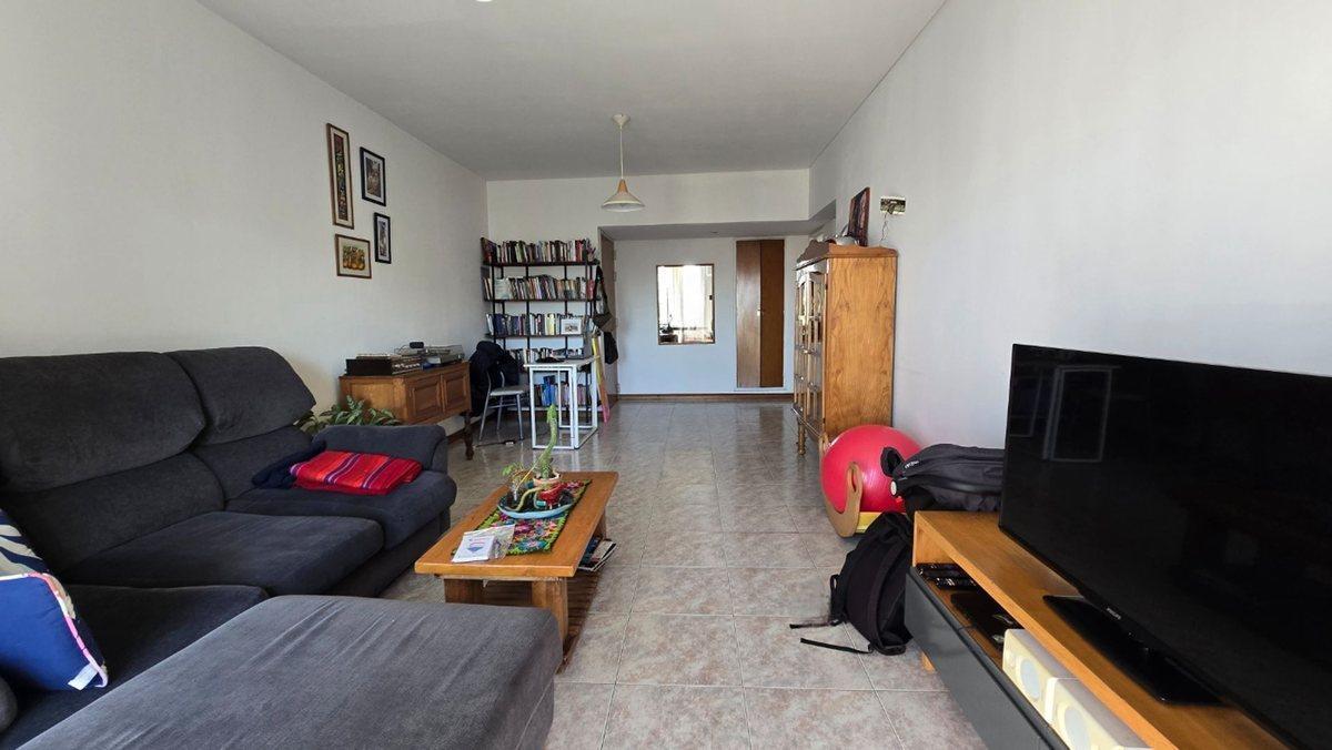 Foto de VENTA DEPTO 3 AMBIENTES SEMIPISO FLORES, imagen 2