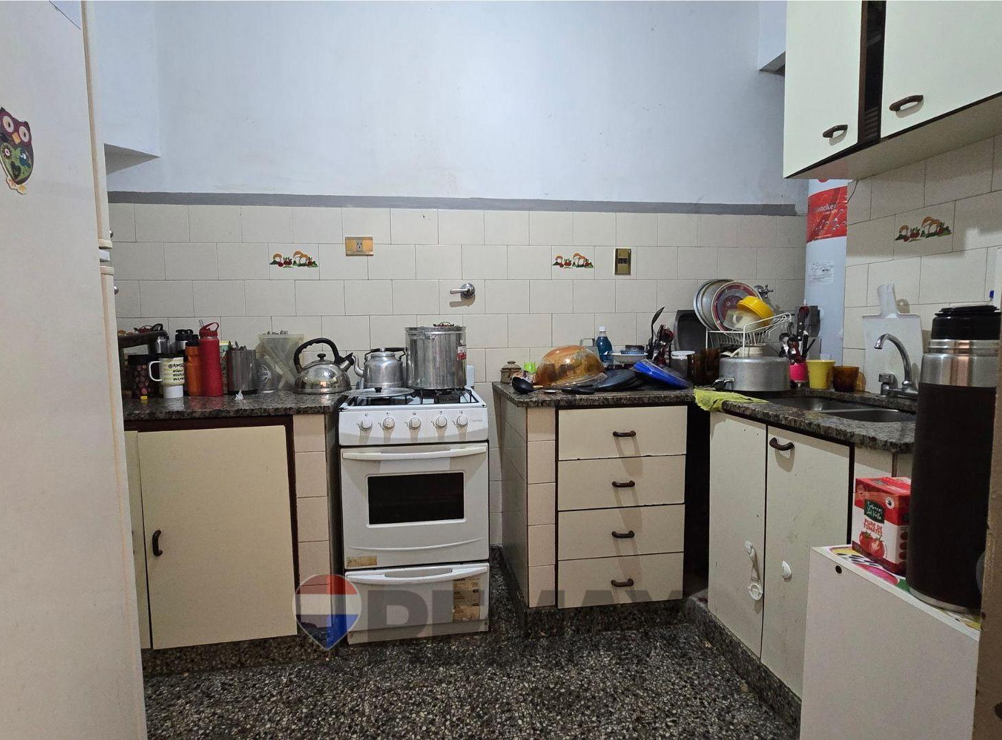 Foto de VENTA CASA CON LOCAL EN ESQUINA-A RECICLAR-FLORES, imagen 3