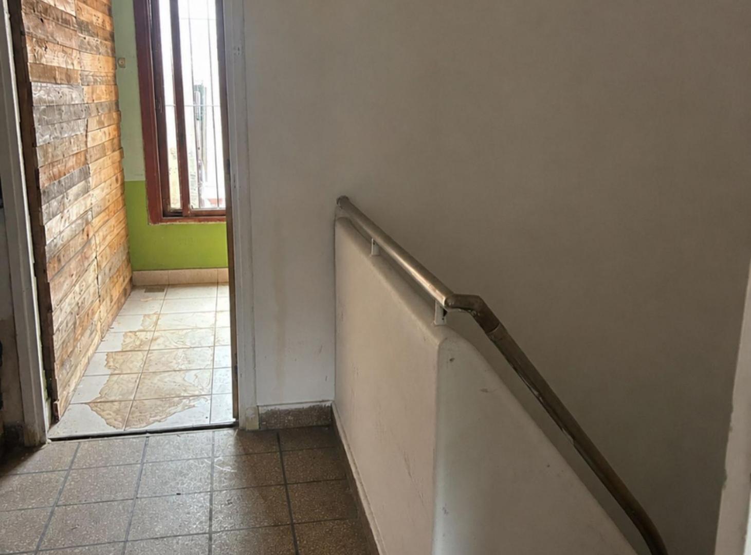 Foto de VENTA PH 4 AMB C/TERRAZA, A REFACCIONAR, BARRACAS, imagen 2