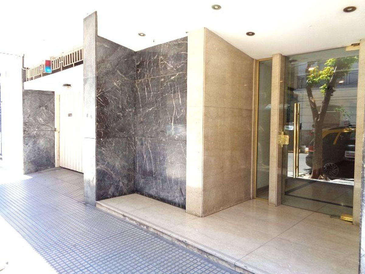 4 AMBIENTES CON DEPENDENCIA Y COCHERA MOVIL