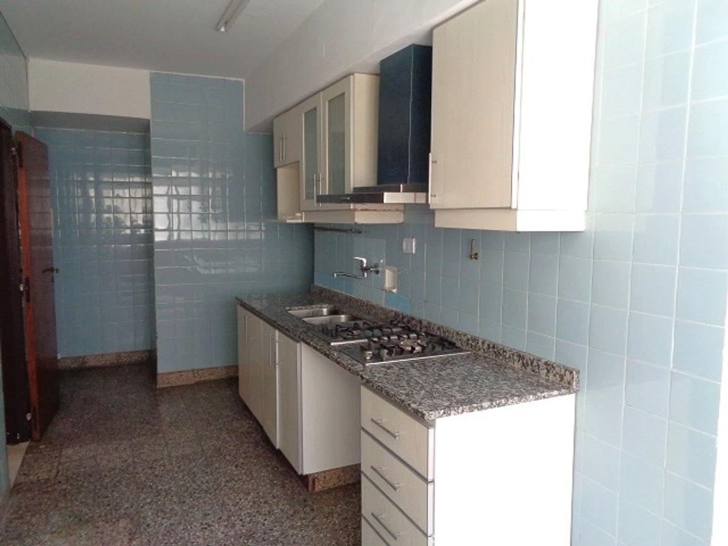 Foto de EXCELENTE 4 AMBIENTES CON DEP Y COCHERA MOVIL, imagen 5