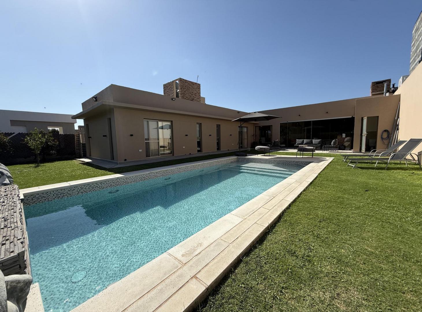 VENTA HERMOSA CASA - PLANTA BAJA - DOS DORMITORIOS - GRAN PATIO CON PILETA