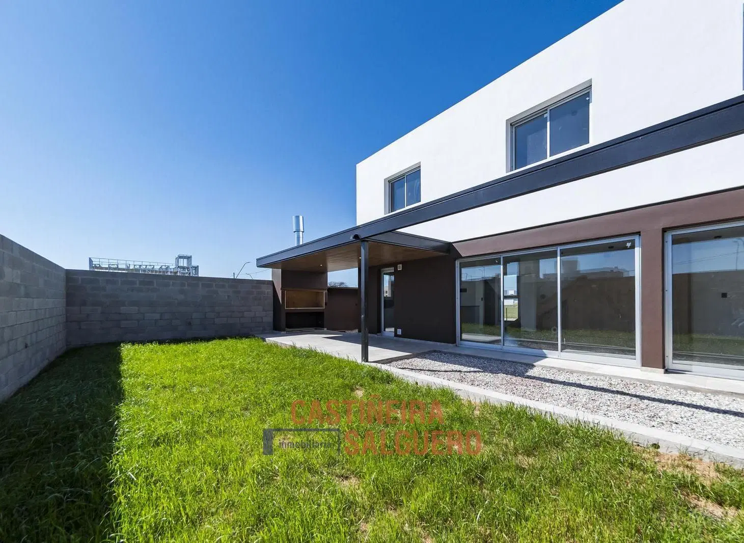 VENTA CASA ESQUINA A ESTRENAR - TRES DORMITORIOS - FONDO NORTE - RINCONES DE MANANTIALES 1