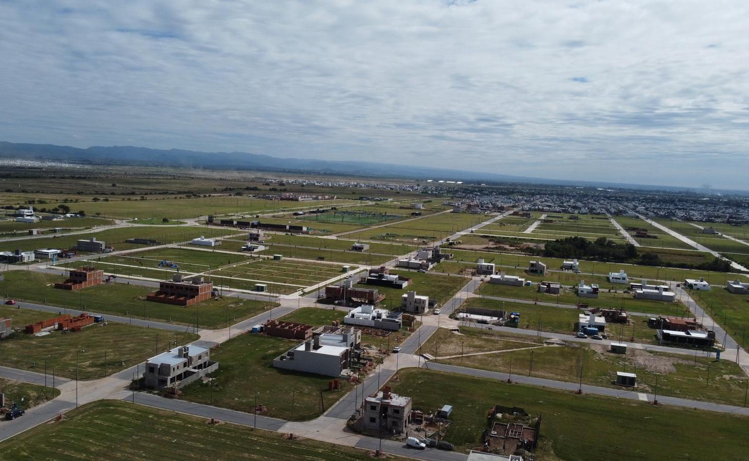TERRENO A LA VENTA EN QUEBRADAS DE MANANTIALES CON 14 METROS DE ANCHO
