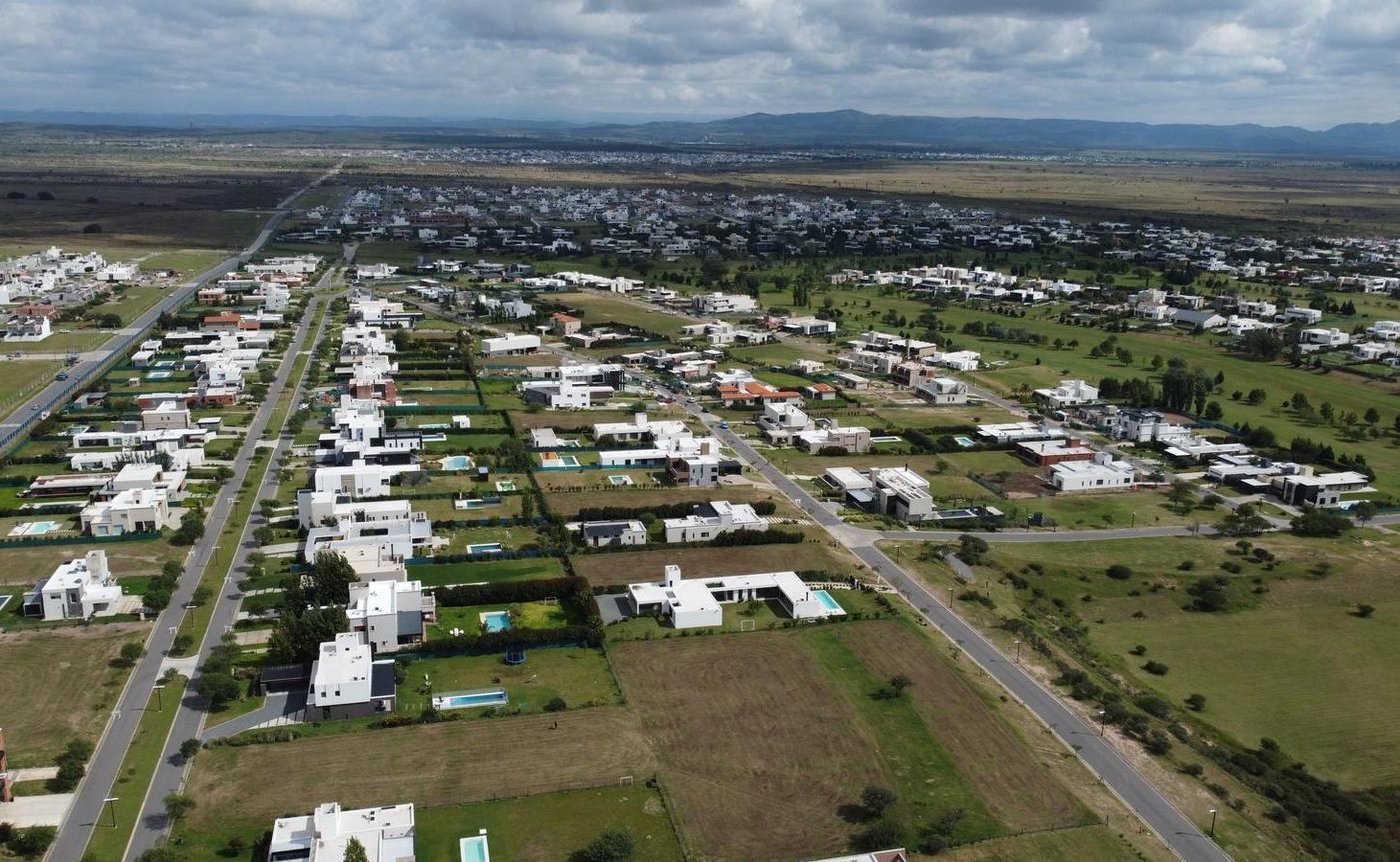 TERRENO A LA VENTA EN QUEBRADAS DE MANANTIALES CON 14 METROS DE ANCHO