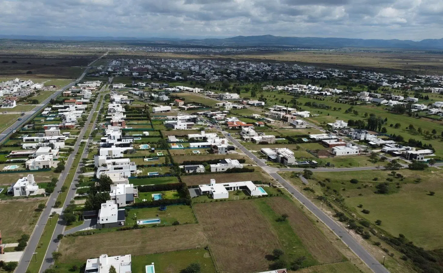 TERRENO A LA VENTA EN QUEBRADAS DE MANANTIALES CON 14 METROS DE ANCHO 4