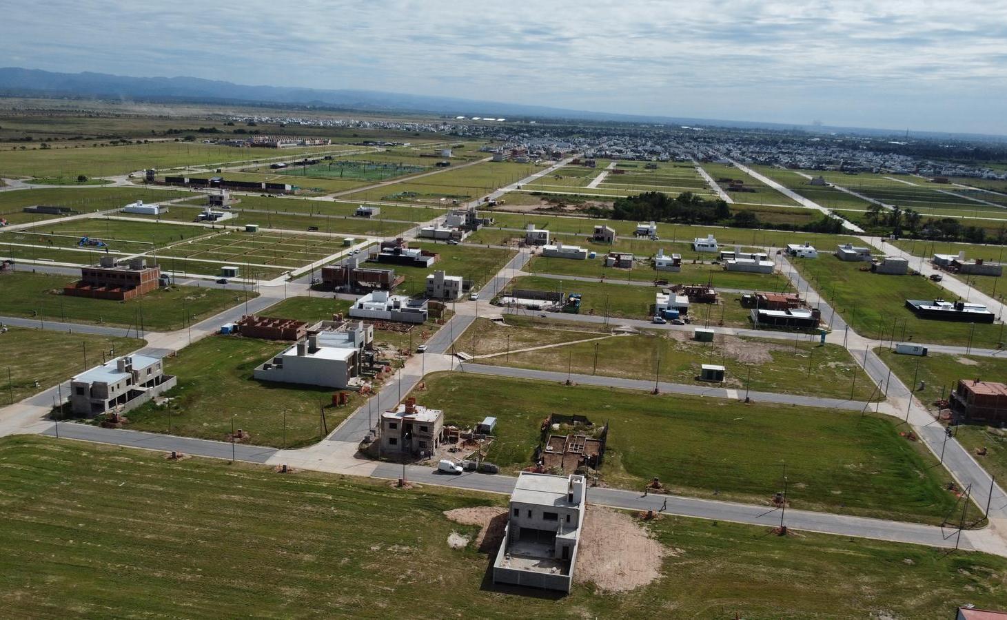 TERRENO A LA VENTA EN QUEBRADAS DE MANANTIALES CON 14 METROS DE ANCHO