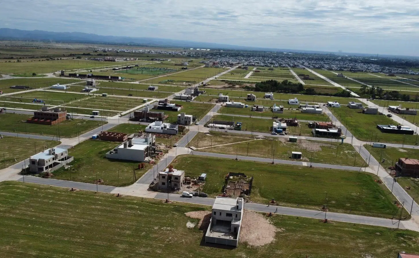 TERRENO A LA VENTA EN QUEBRADAS DE MANANTIALES CON 14 METROS DE ANCHO 1
