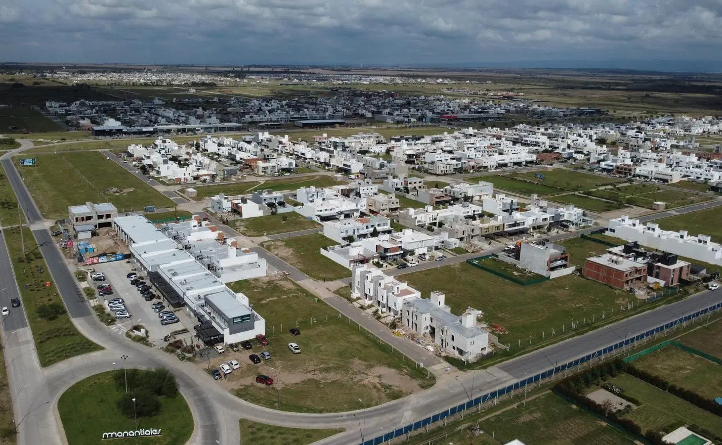 TERRENO A LA VENTA EN QUEBRADAS DE MANANTIALES CON 14 METROS DE ANCHO 2