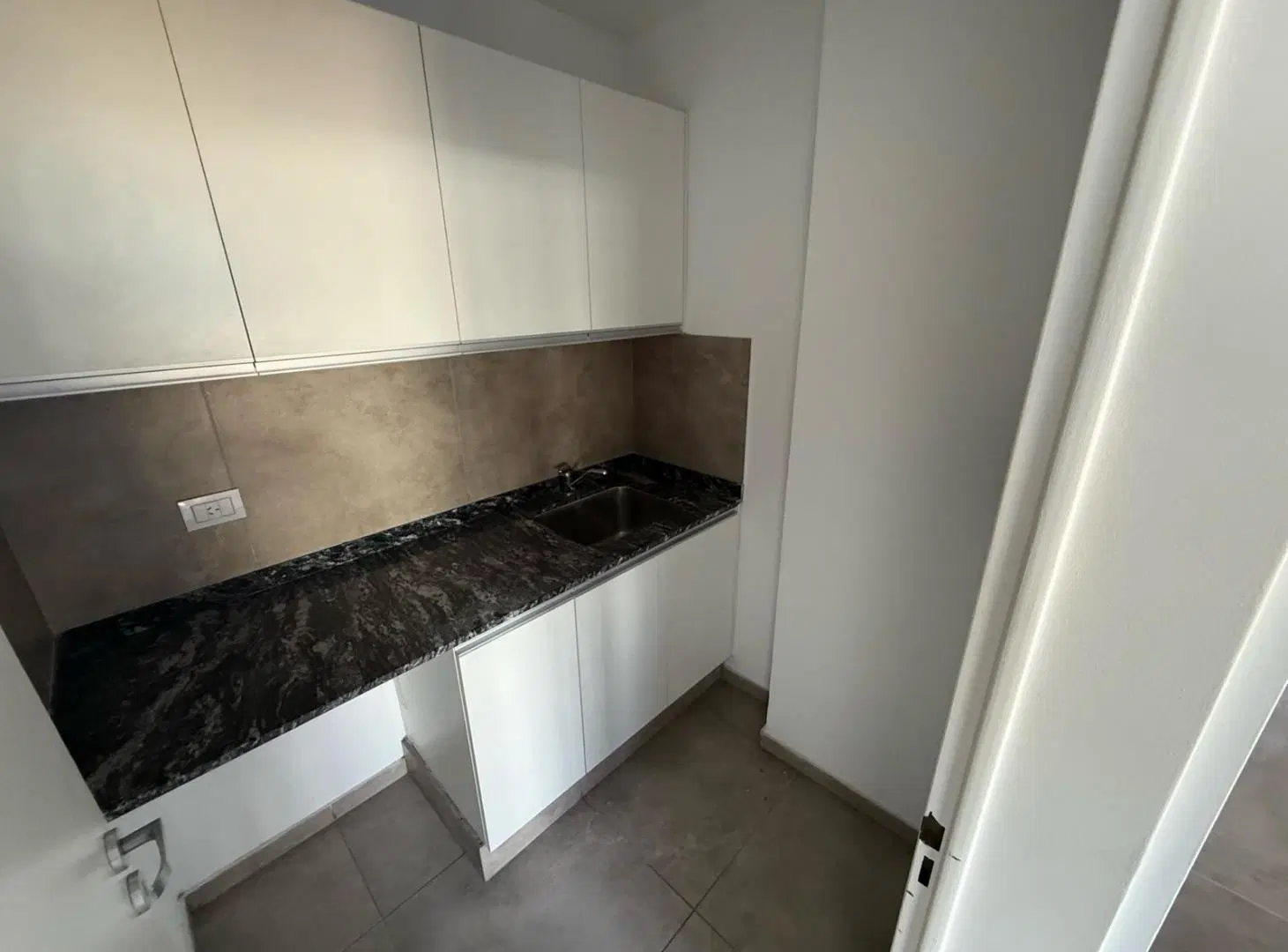 ALQUILO DUPLEX DE TRES DORMITORIOS EN BARRIO CERRADO LA CALANDRIA, UBICADO EN ZONA SUR 1