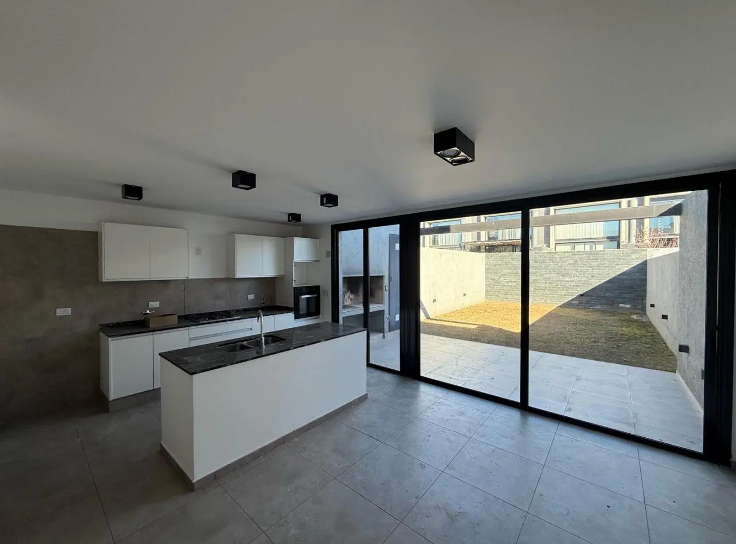 ALQUILO DUPLEX DE TRES DORMITORIOS EN BARRIO CERRADO LA CALANDRIA, UBICADO EN ZONA SUR 3