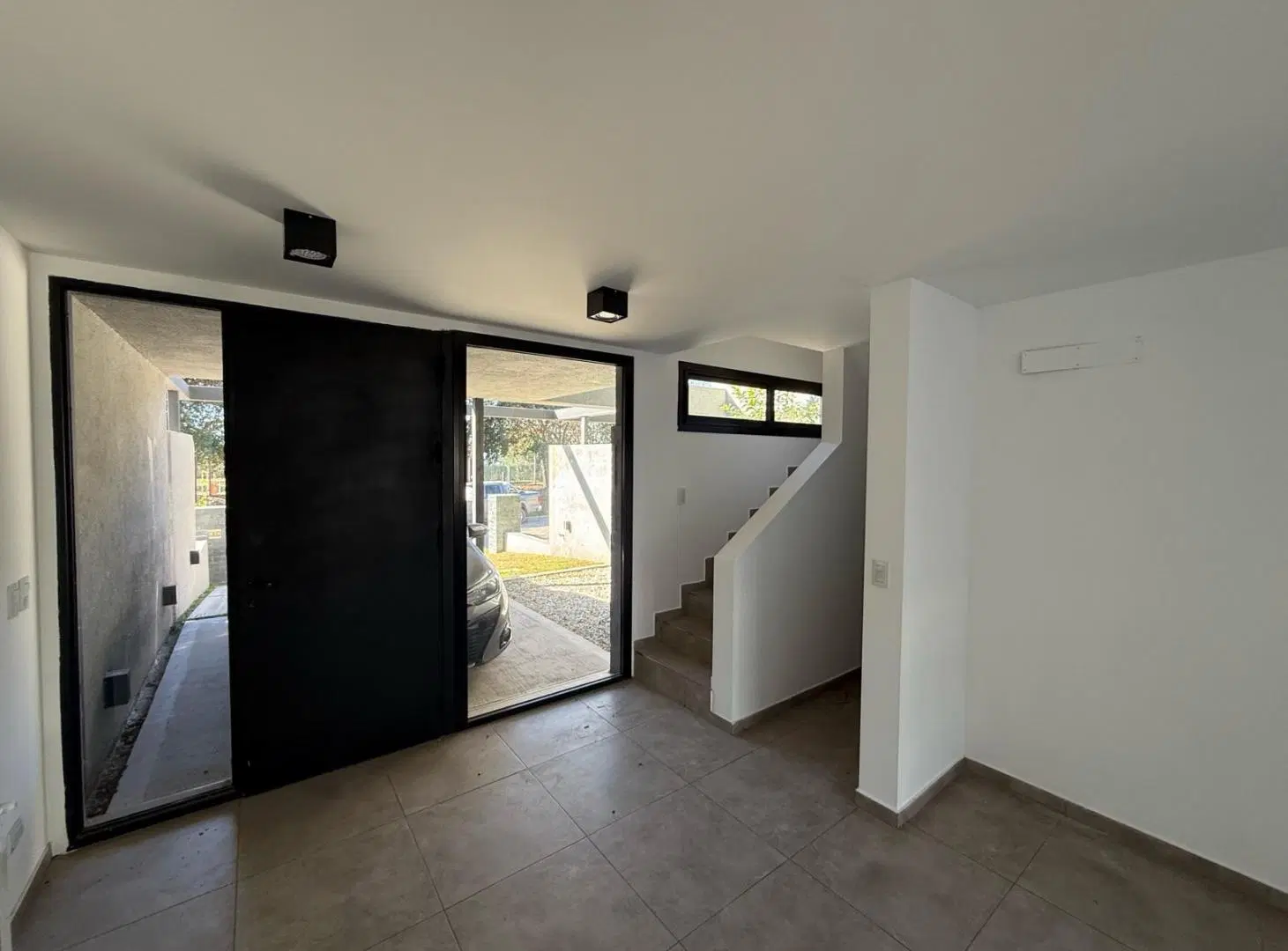 ALQUILO DUPLEX DE TRES DORMITORIOS EN BARRIO CERRADO LA CALANDRIA, UBICADO EN ZONA SUR 2