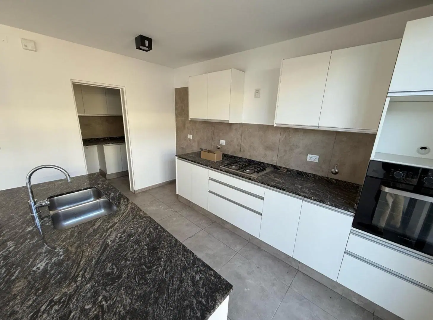 ALQUILO DUPLEX DE TRES DORMITORIOS EN BARRIO CERRADO LA CALANDRIA, UBICADO EN ZONA SUR 8