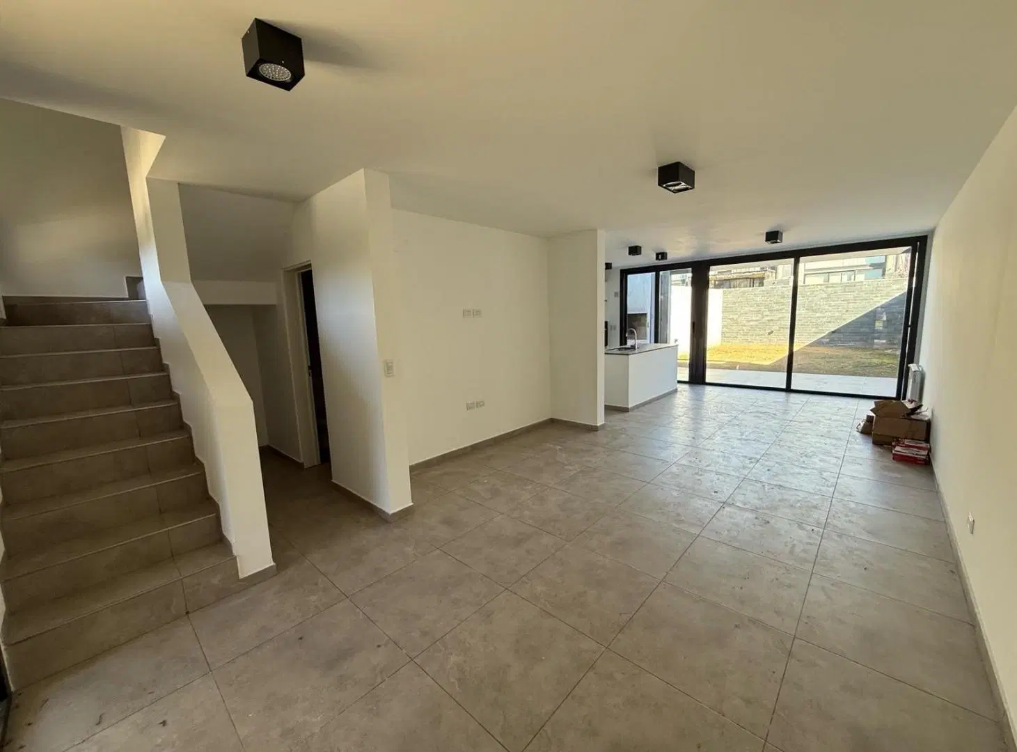 ALQUILO DUPLEX DE TRES DORMITORIOS EN BARRIO CERRADO LA CALANDRIA, UBICADO EN ZONA SUR 4