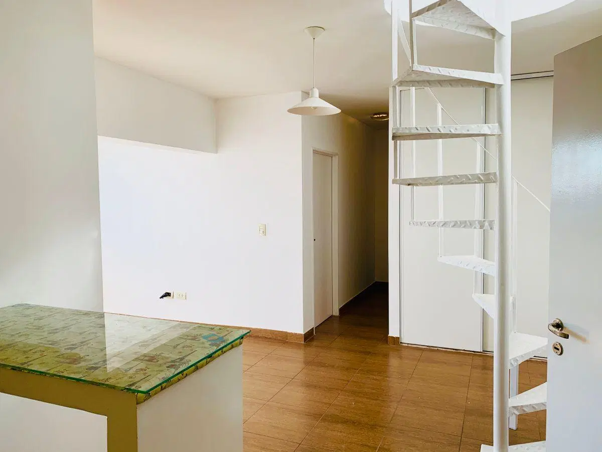 Departamento de 60 m² con 2 dormitorios y terraza propia en alquiler en Flores 4