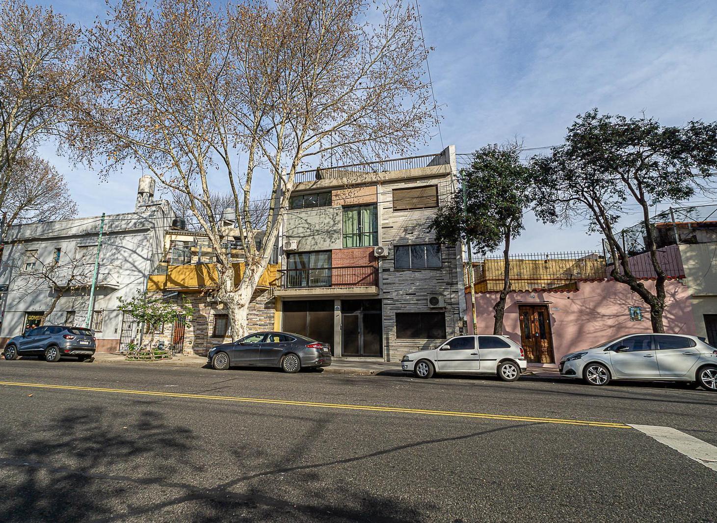 Venta casa en doble lote, Pompeya, cochera doble, posibilidad 3 unidades