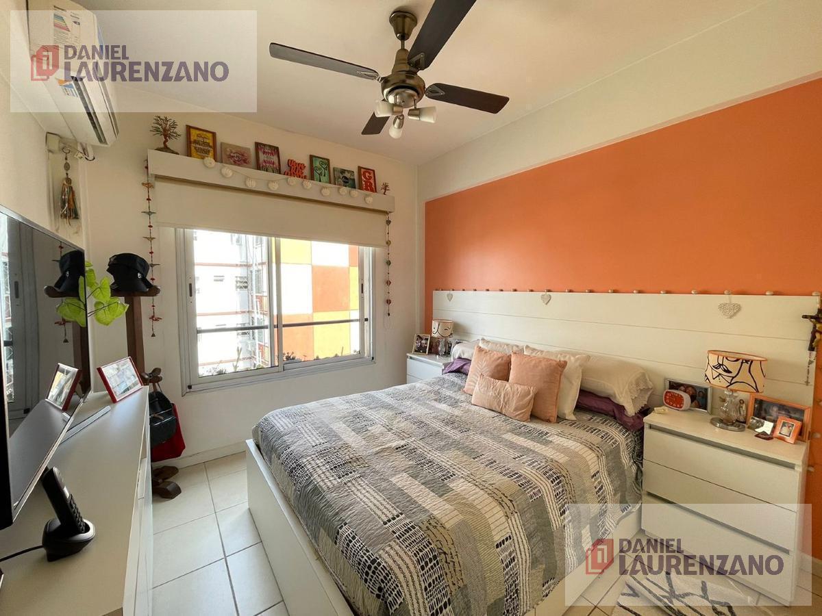 Departamento de 3 ambientes con balcón y cochera fija en Villa del Parque.