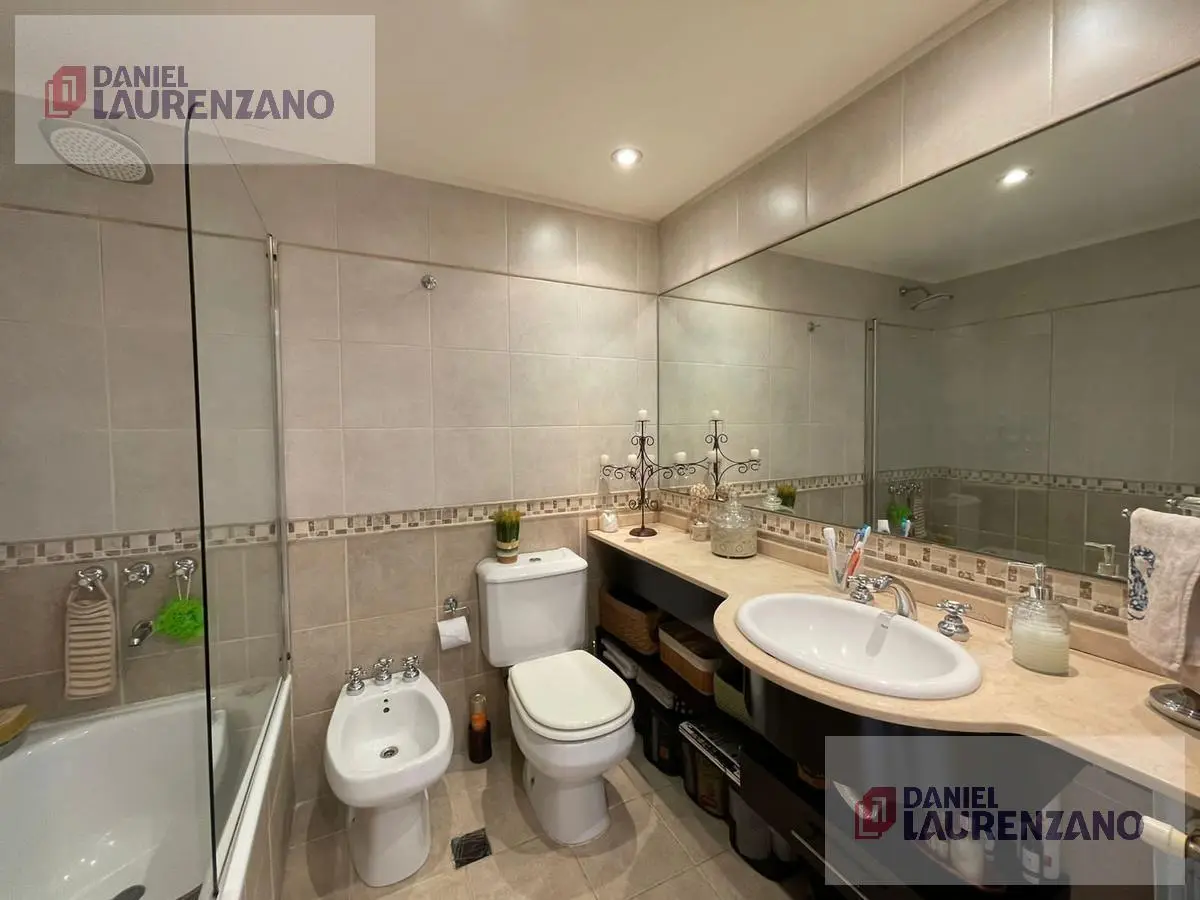 Departamento de 3 ambientes con balcón y cochera fija en Villa del Parque. 3