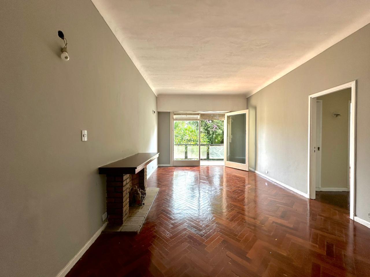 Departamento de 3 ambientes ubicado en pleno centro comercial de Villa del Parque, contrafrente con