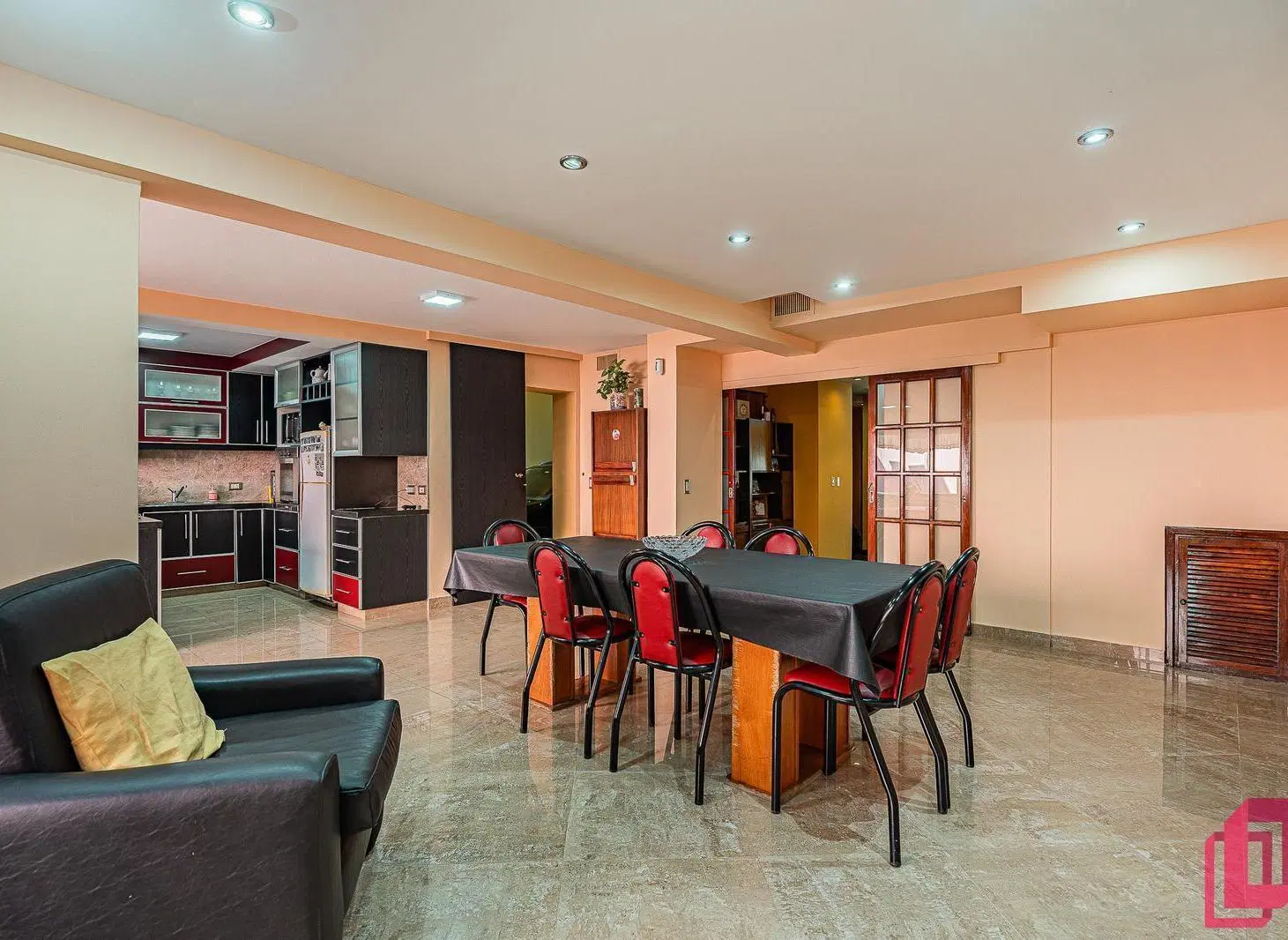Casa con Patio y  Terraza, 5 amb y Cochera Doble en Villa del Parque 8