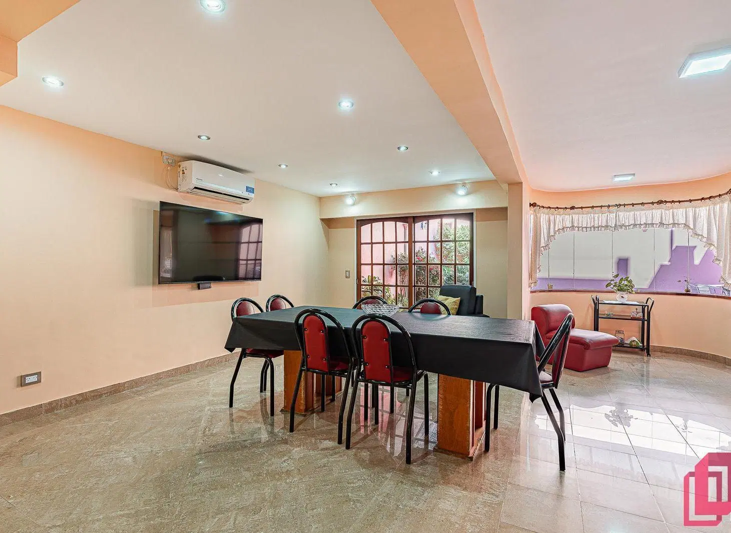 Casa con Patio y  Terraza, 5 amb y Cochera Doble en Villa del Parque 4