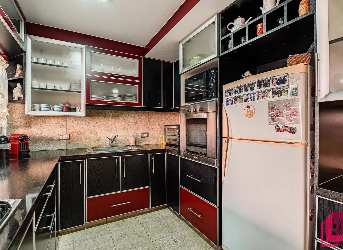 Casa con Patio y  Terraza, 5 amb y Cochera Doble en Villa del Parque 3