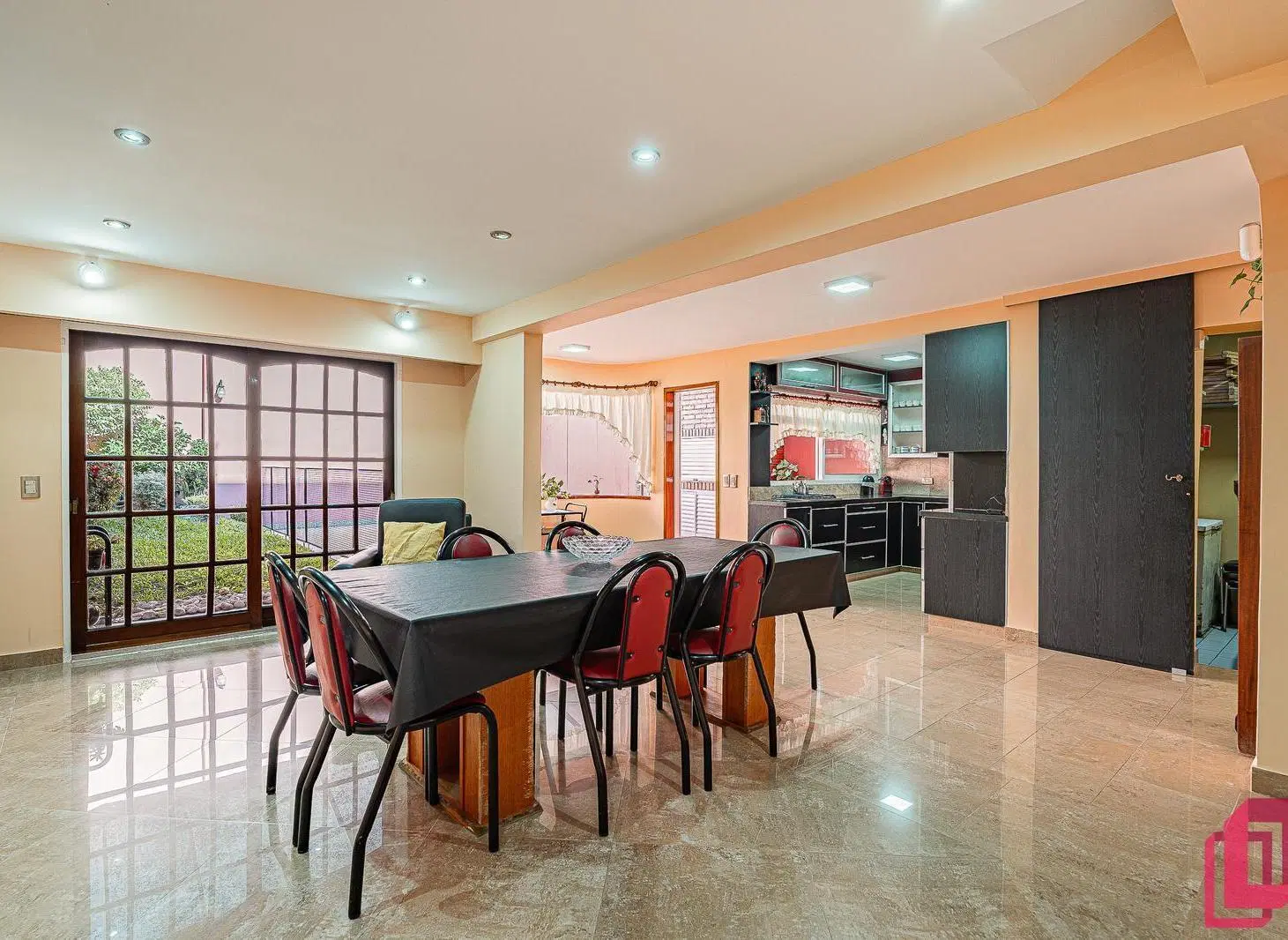 Casa con Patio y  Terraza, 5 amb y Cochera Doble en Villa del Parque 2