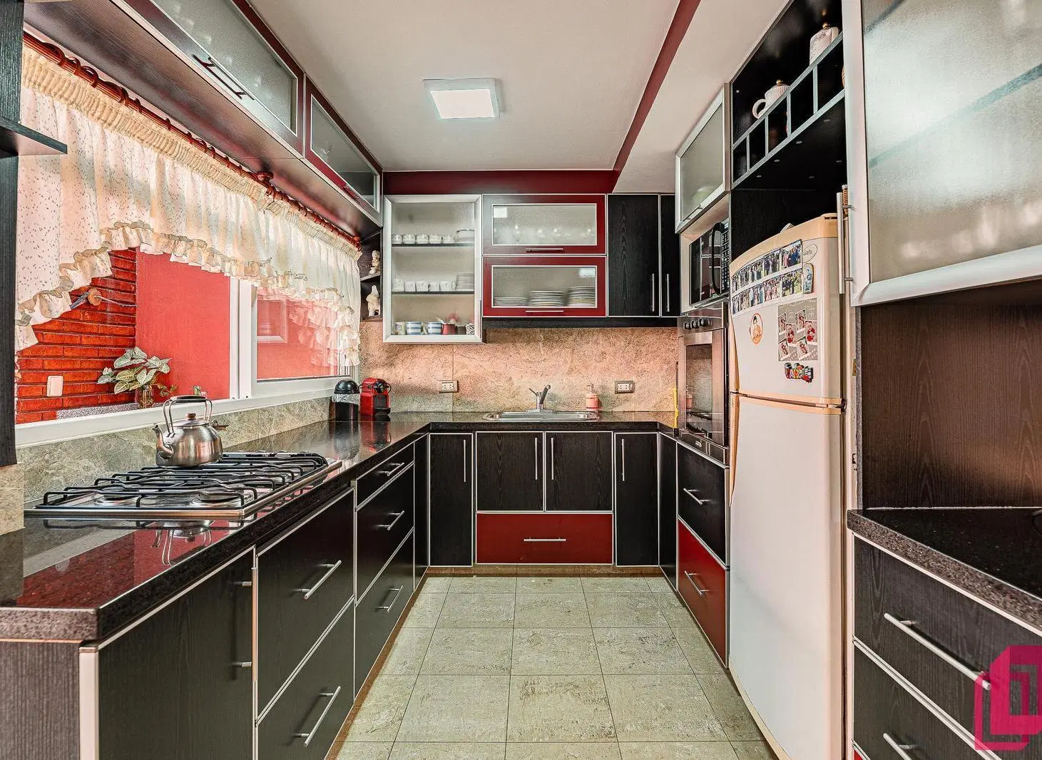Casa con Patio y  Terraza, 5 amb y Cochera Doble en Villa del Parque 5