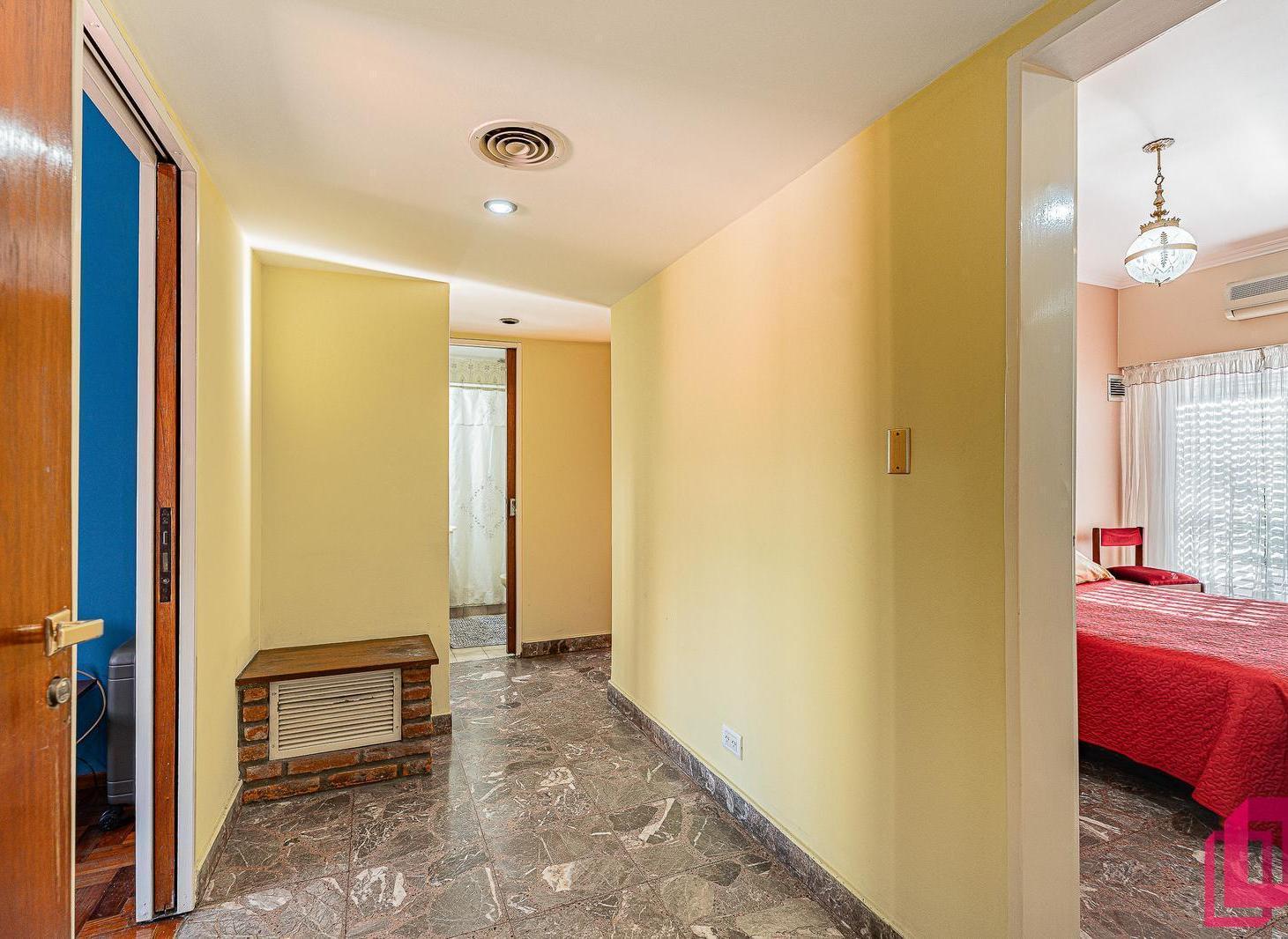 Casa con Patio y Terraza, 5 amb y Cochera Doble en Villa del Parque