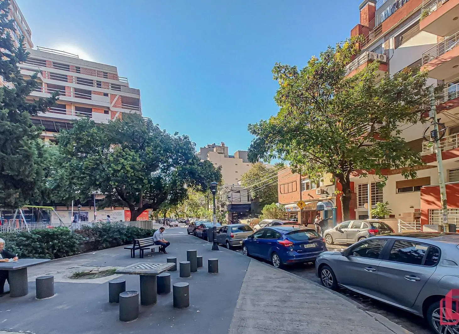 Depto. 2 amb. al fte. c/ balcón, parrilla y cochera cub. – Apto Credito Villa del Parque 4