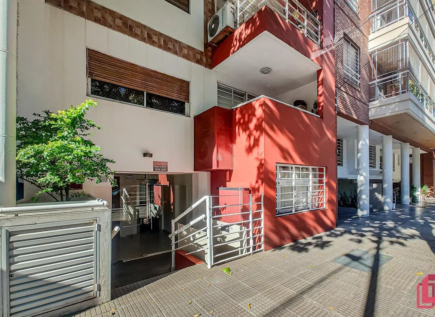 Depto. 2 amb. al fte. c/ balcón, parrilla y cochera cub. – Apto Credito Villa del Parque 2