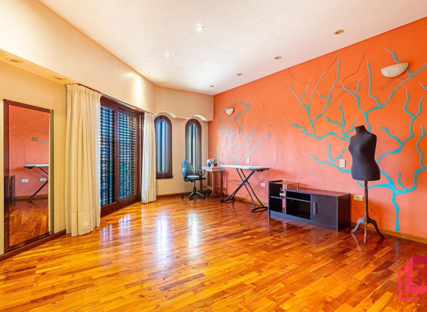 Casa 6 Ambientes con Suite, Jardin, Parrilla y Garage multiples Autos en Villa Real