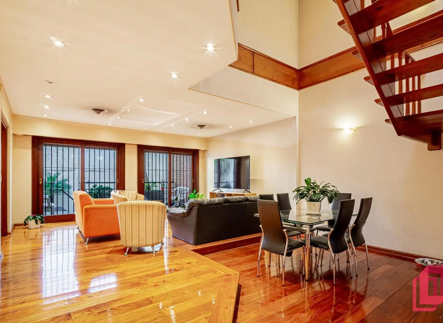 Casa 6 Ambientes con Suite, Jardin, Parrilla y Garage multiples Autos en Villa Real 3