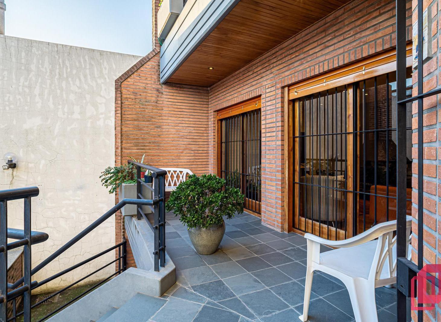 Casa 6 Ambientes con Suite, Jardin, Parrilla y Garage multiples Autos en Villa Real