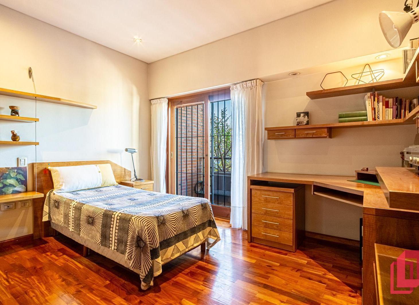 Casa 6 Ambientes con Suite, Jardin, Parrilla y Garage multiples Autos en Villa Real
