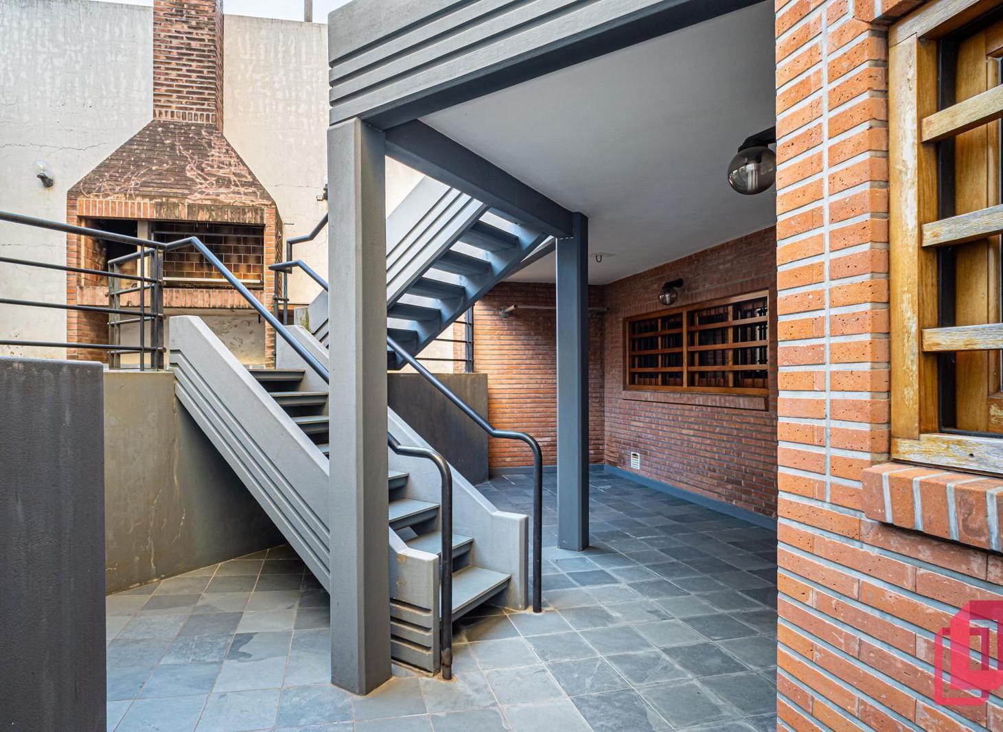 Casa 6 Ambientes con Suite, Jardin, Parrilla y Garage multiples Autos en Villa Real