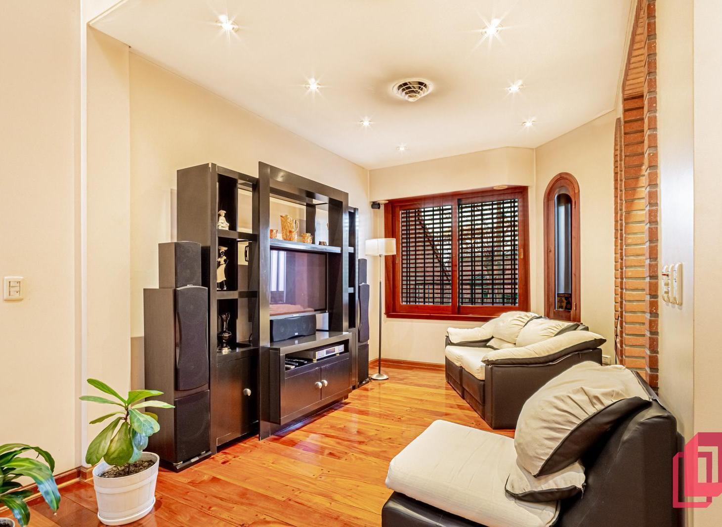 Casa 6 Ambientes con Suite, Jardin, Parrilla y Garage multiples Autos en Villa Real