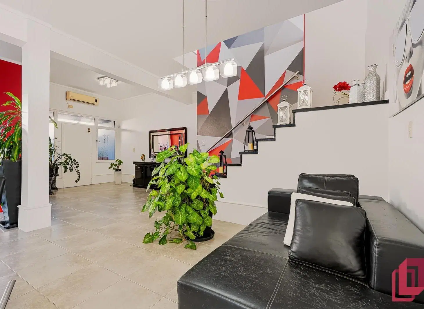Excelente casa de 6 ambientes con jardín, piscina y cochera para 3 autos en Villa Sarmiento 2