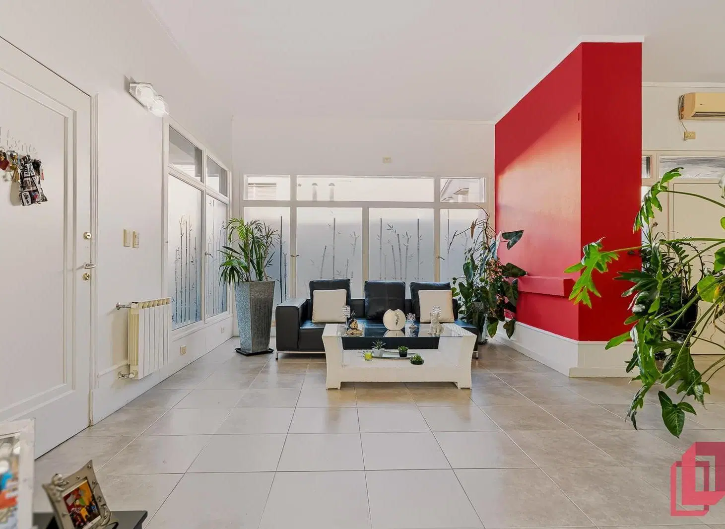 Excelente casa de 6 ambientes con jardín, piscina y cochera para 3 autos en Villa Sarmiento 5