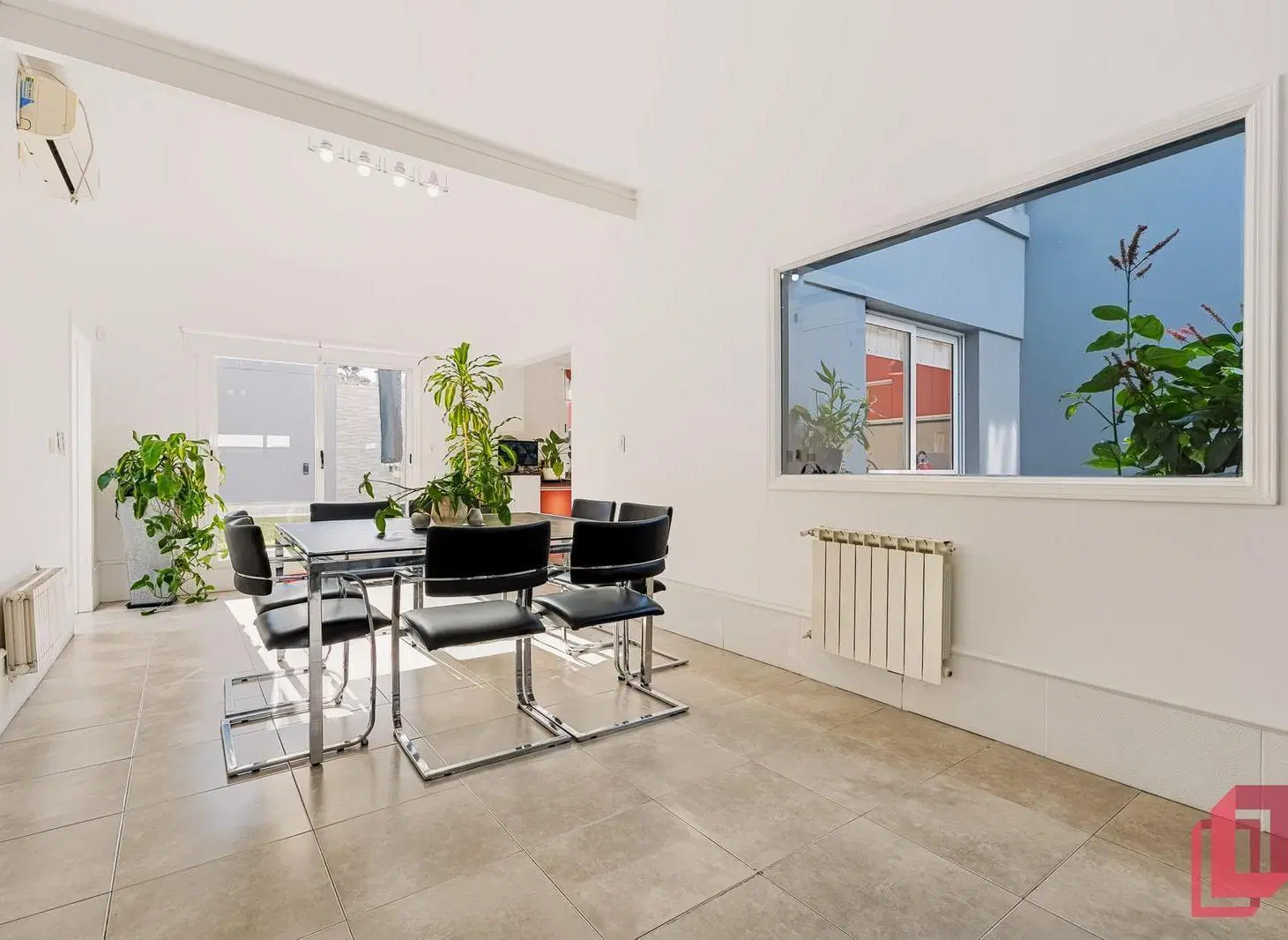 Excelente casa de 6 ambientes con jardín, piscina y cochera para 3 autos en Villa Sarmiento 3