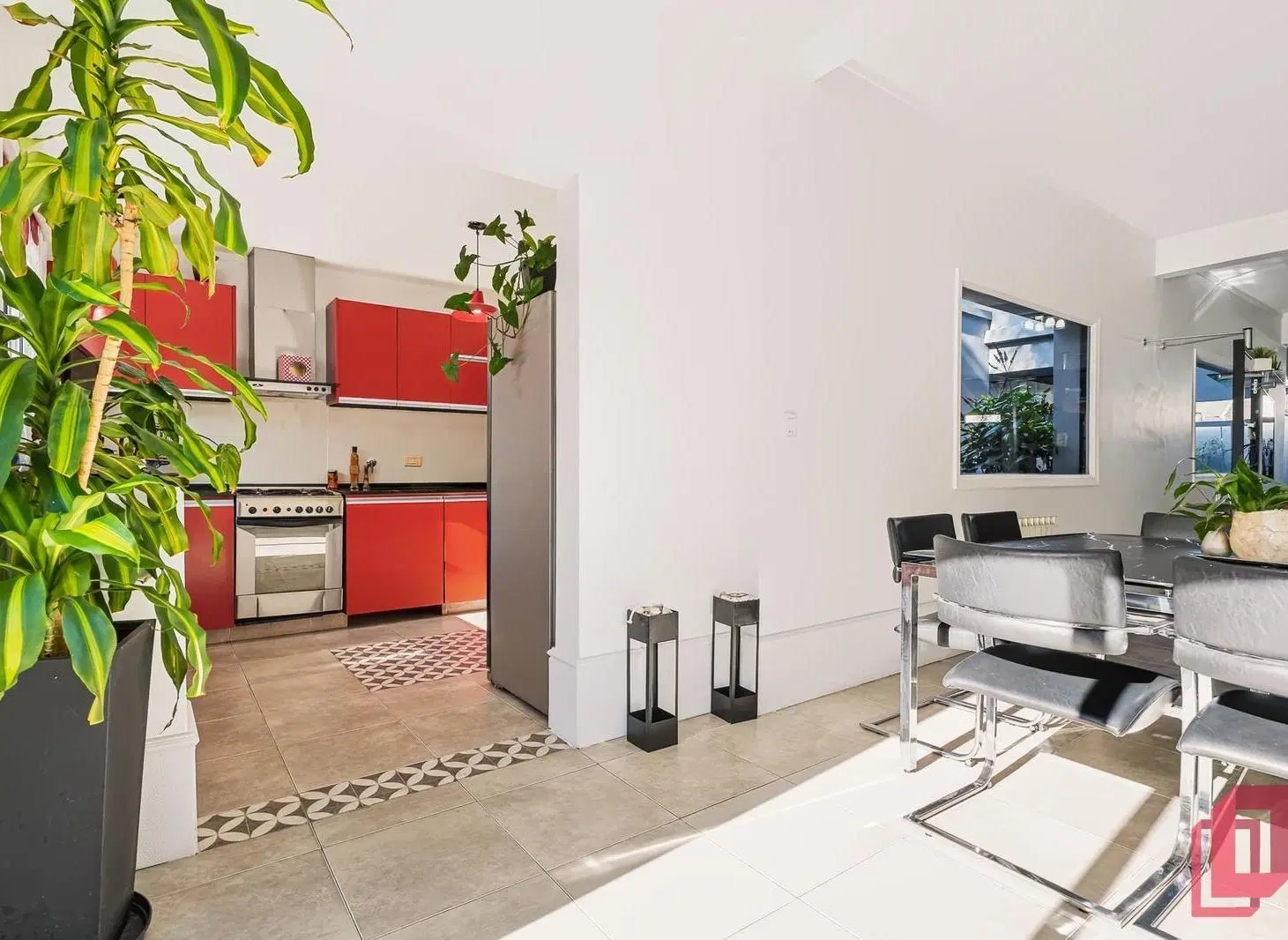 Excelente casa de 6 ambientes con jardín, piscina y cochera para 3 autos en Villa Sarmiento 8