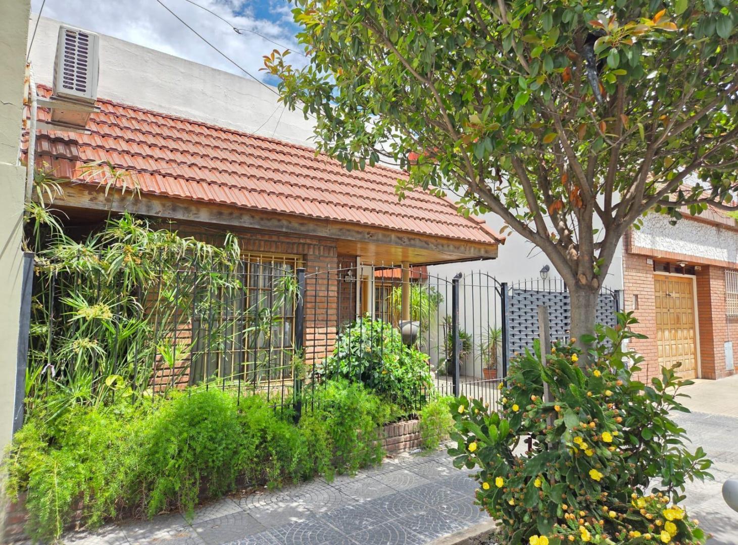 Foto de Casa de 4 amb con patio y cochera en Villa del Parque, imagen 2