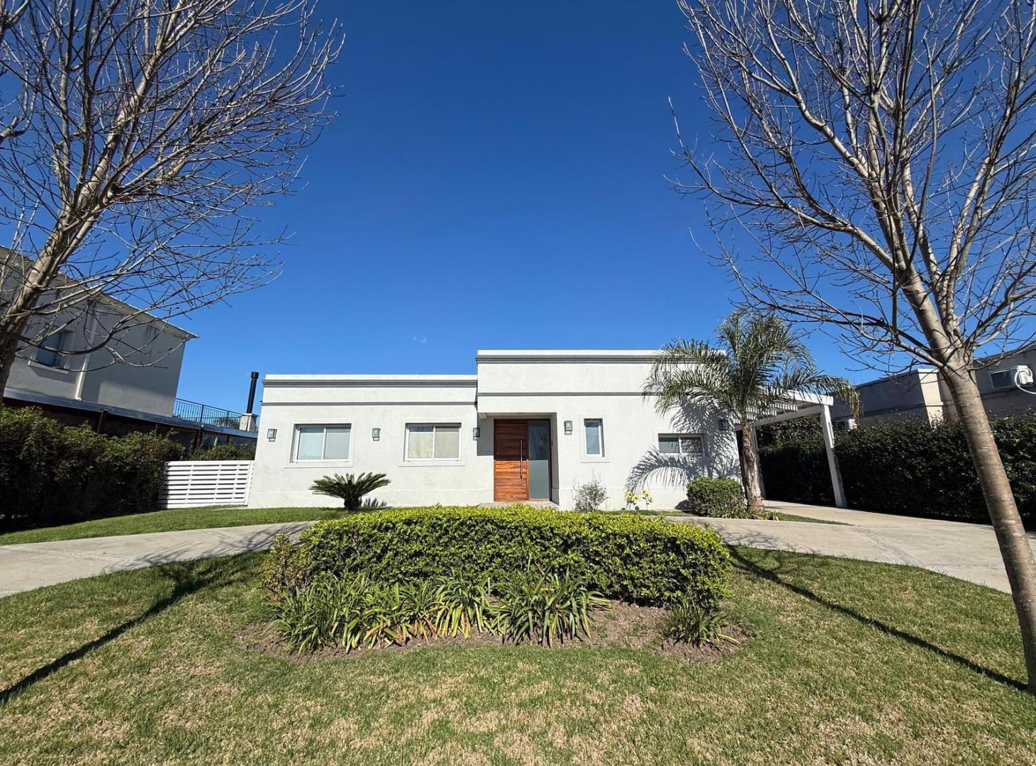 Casa en una planta con pileta y 5 cocheras | Santa Guadalupe – Pilar del Este