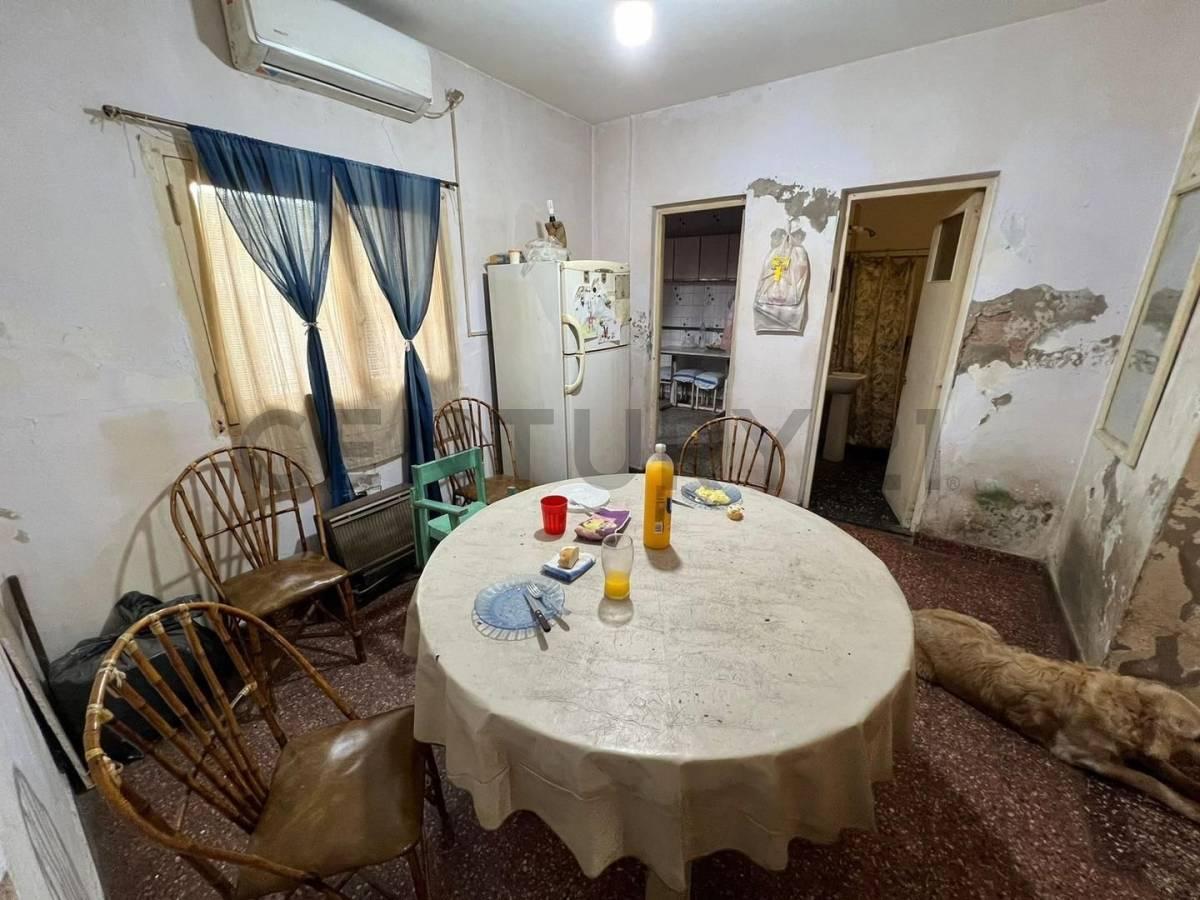VENTA EN BLOQUE CASA DE 4 AMBIENTES Y DEPTO MONOAMBIENTE CASTELAR SUR C/COCHERA