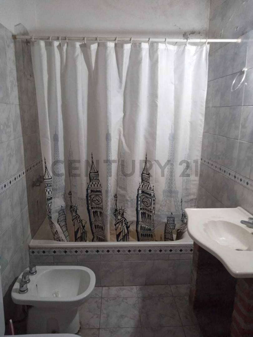 CASA Y DEPARTAMENTO EN BLOQUE 5 AMBIENTES!