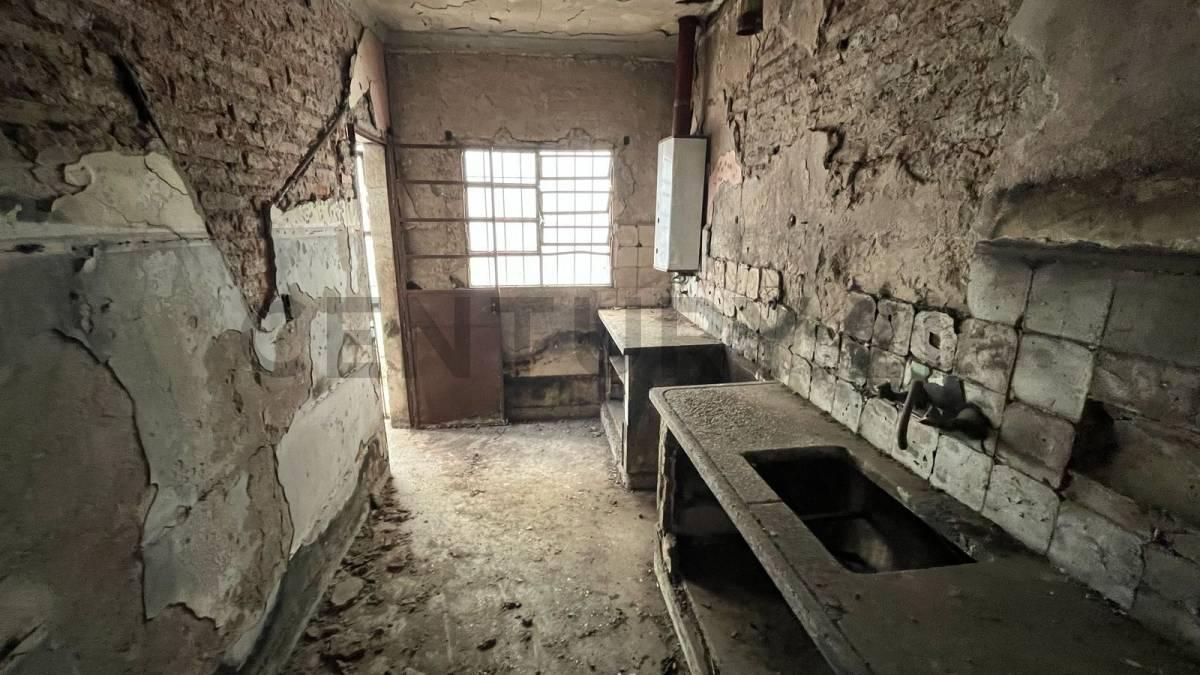 Oportunidad! Casa de 4 Amb C/ Cochera a Refaccionar en Barrio Ferroviario 2