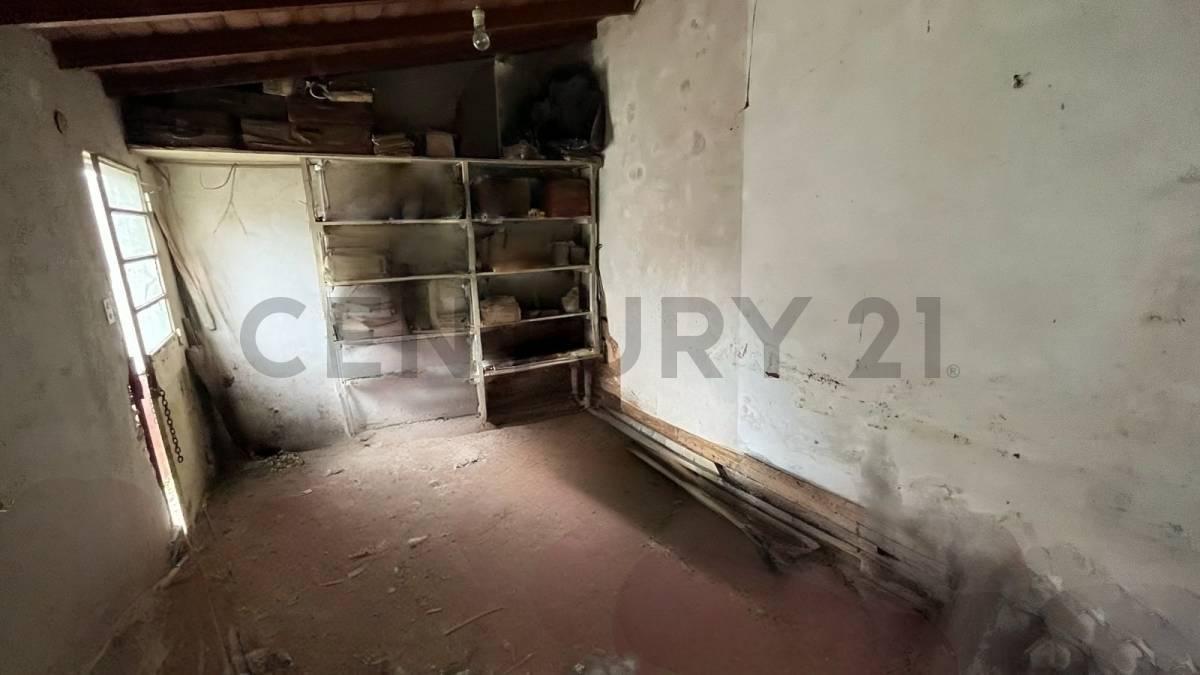 Oportunidad! Casa de 4 Amb C/ Cochera a Refaccionar en Barrio Ferroviario 3