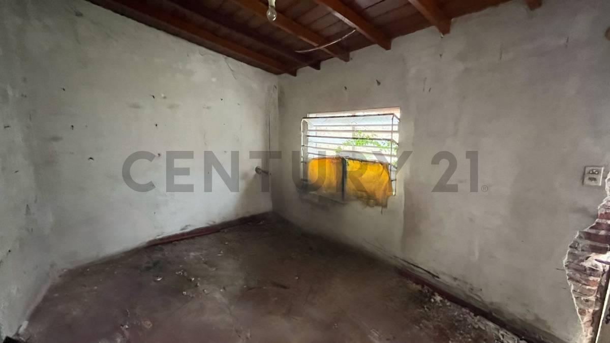 Oportunidad! Casa de 4 Amb C/ Cochera a Refaccionar en Barrio Ferroviario 5