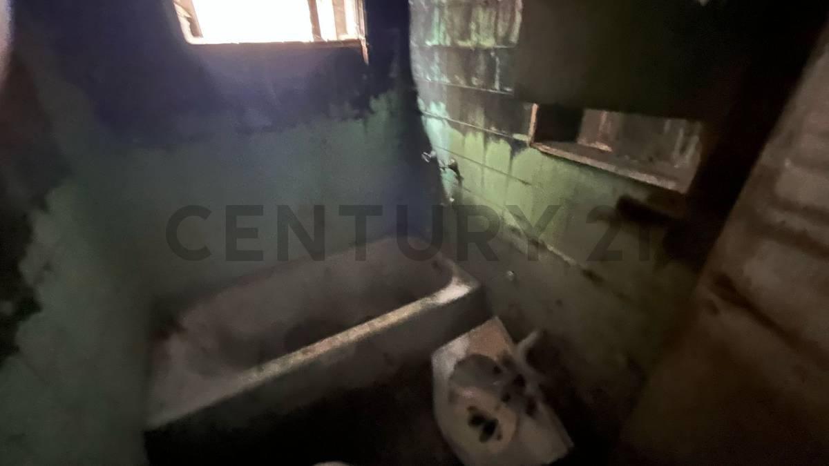 Oportunidad! Casa de 4 Amb C/ Cochera a Refaccionar en Barrio Ferroviario 4