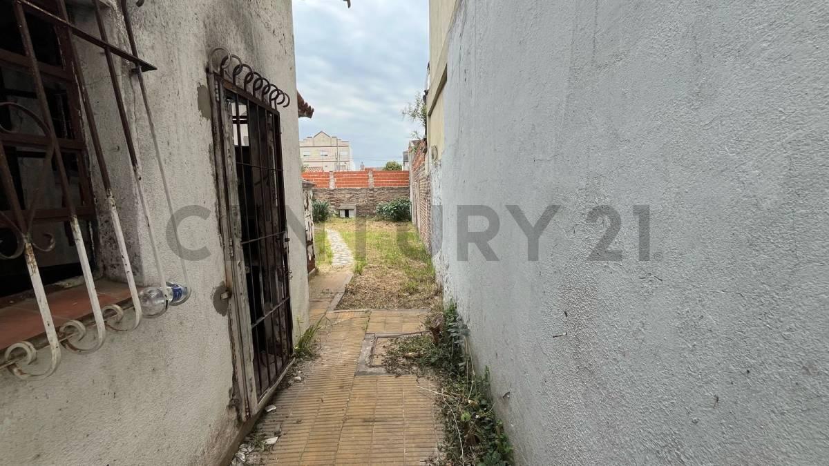 Oportunidad! Casa de 4 Amb C/ Cochera a Refaccionar en Barrio Ferroviario 1